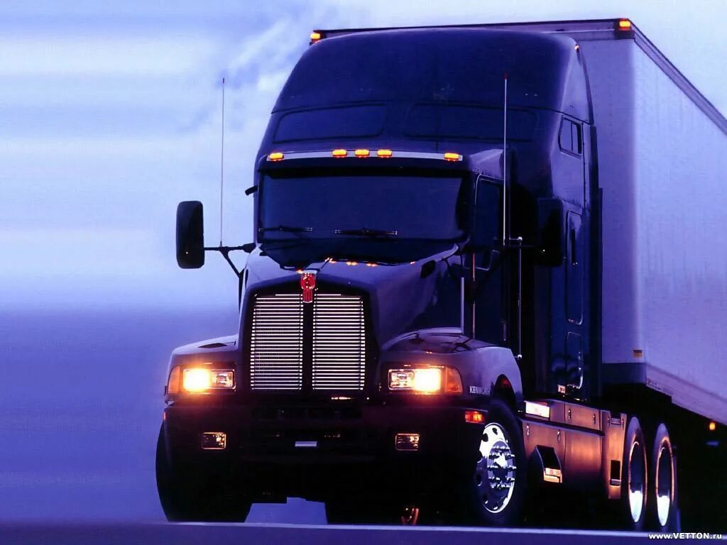 Грузовик. Фиолетовый грузовик. Freightliner classic. Большегрузы скания. Машины грузовые дальнобойщиков.