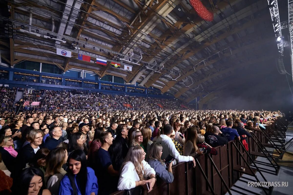 Зрители на концерте Жукова. Руки вверх Кемерово 2022. Юбилейный концерт. Кемерово концерт руки вверх.