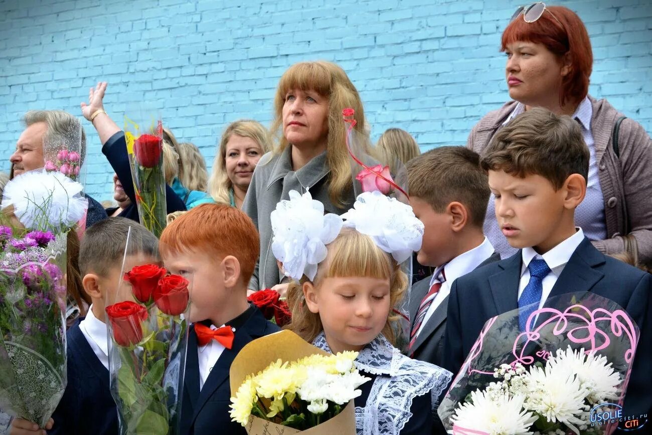 12 Школа Усолье Сибирское. Школа 2 Усолье-Сибирское. Школьные линейки Усолье Сибирское 5 школа. Усолье-Сибирское школа 1