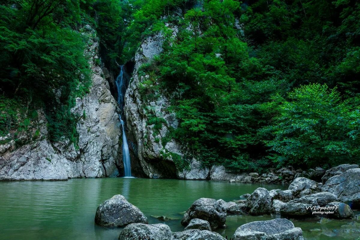 Какие природные достопримечательности есть в краснодарском. Агурский водопад Сочи. Агурские водопады Краснодарский край. Агурские водопады. Город Сочи. Национальный парк Агурские водопады.
