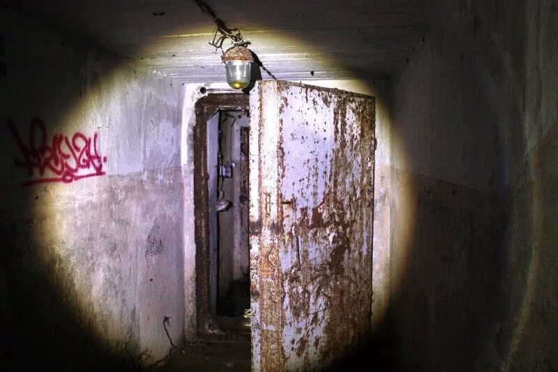 Логово дождевого червя польша. Пионерлагерь свердловец. Логово дождевого червя польша. Мезерицкий укрепрайон лагерь дождевого червя. Заброшенный бункер в лагере набережные челны.