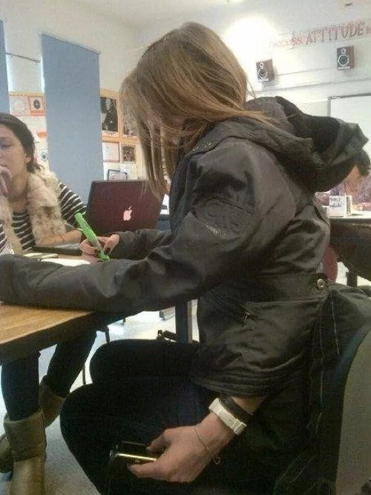Девушка списывает на экзамене. Списывает с телефона. Человек списывает с телефона. Студент списывает на экзамене.