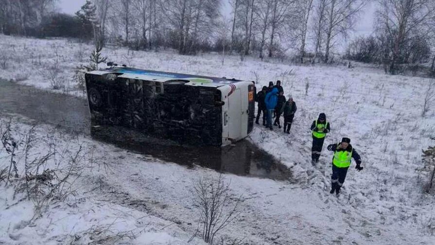 Чп 29 февраля. ДТП С автобусом в Ульяновской области. Автобус перевернулся зимой. Перевернулся автобус с детьми.