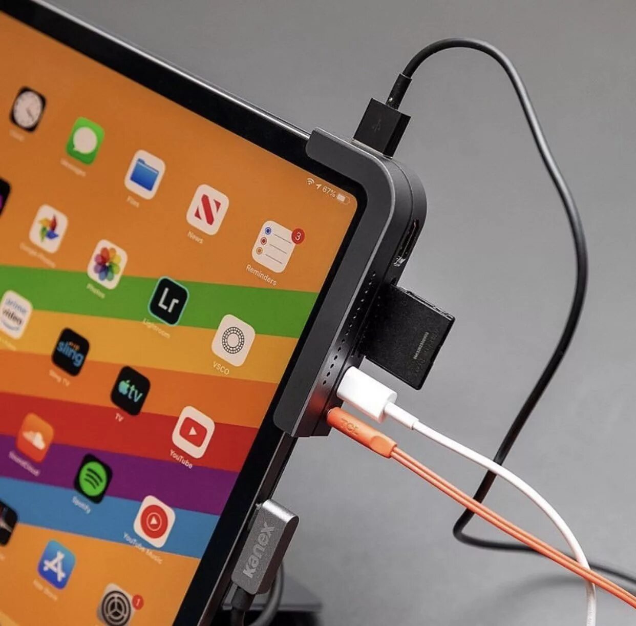 Подключить айпад к телевизору. Переходник эппл для айпад. Подключение айпад. Тачскрин от планшета к пк через usb. Ipad соединен с монитором.