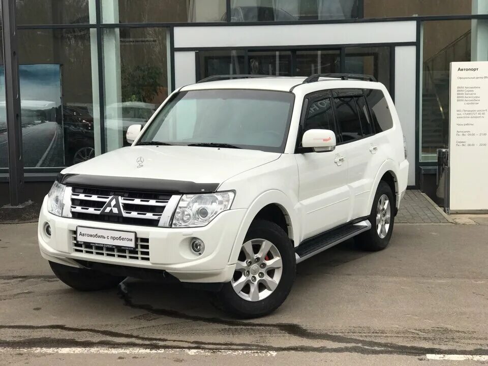 Pajero 4 белый. Mitsubishi Pajero 2015 белый. Мицубиси Паджеро 4 2015 белый. Паджерик Митсубиси 4 белый. Купить паджеро новый у официального дилера