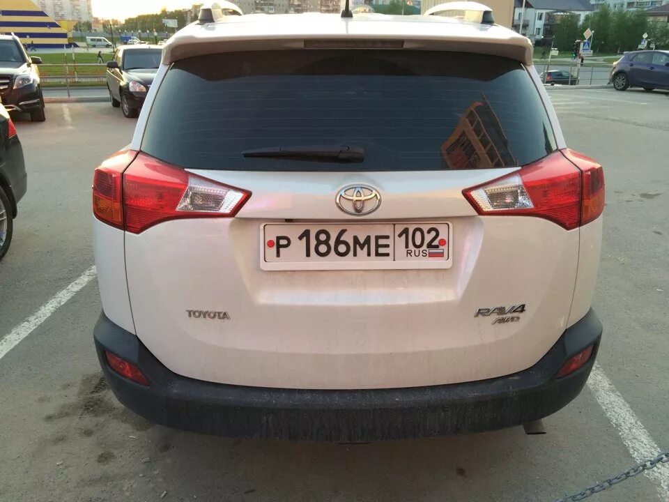 Рамка рав 4. Тойота рав 4 гос номер сзади. квадратный номер на тойота рав 4 2013. toyota rav 4 2013 гос номера. rav4 2013 белый сзади.