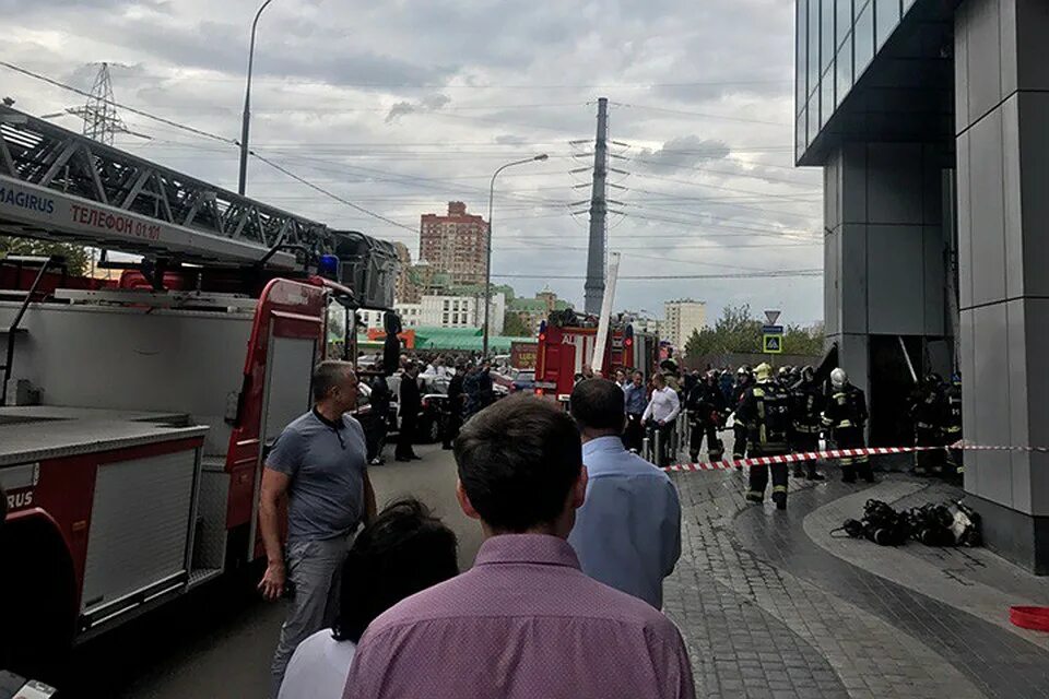 Пожар в Москве на проспекте Вернадского сегодня. Эвакуация бизнес центра у Электросилы. Пожар в Москве на проспекте Вернадского сегодня вечером. БЦ Румянцево эвакуация сегодня.