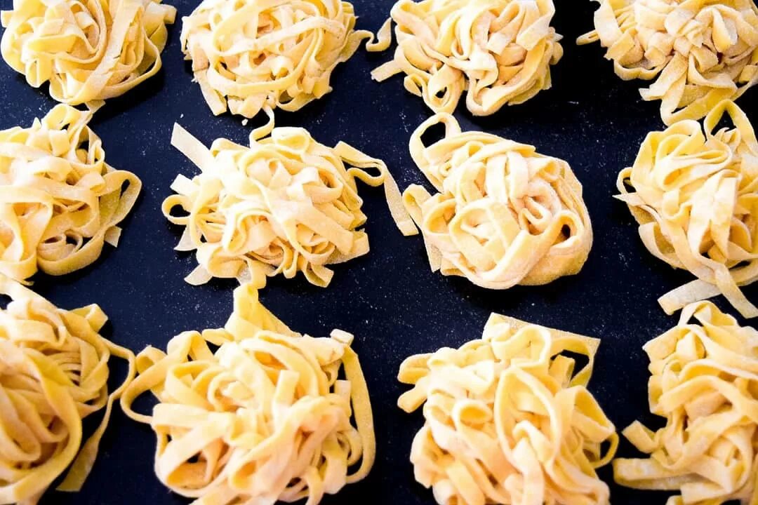 Приготовление лапши лагман. Тесто для пасты. Фетучини приготовление теста. Тесто для макарон. Макароны в воде.