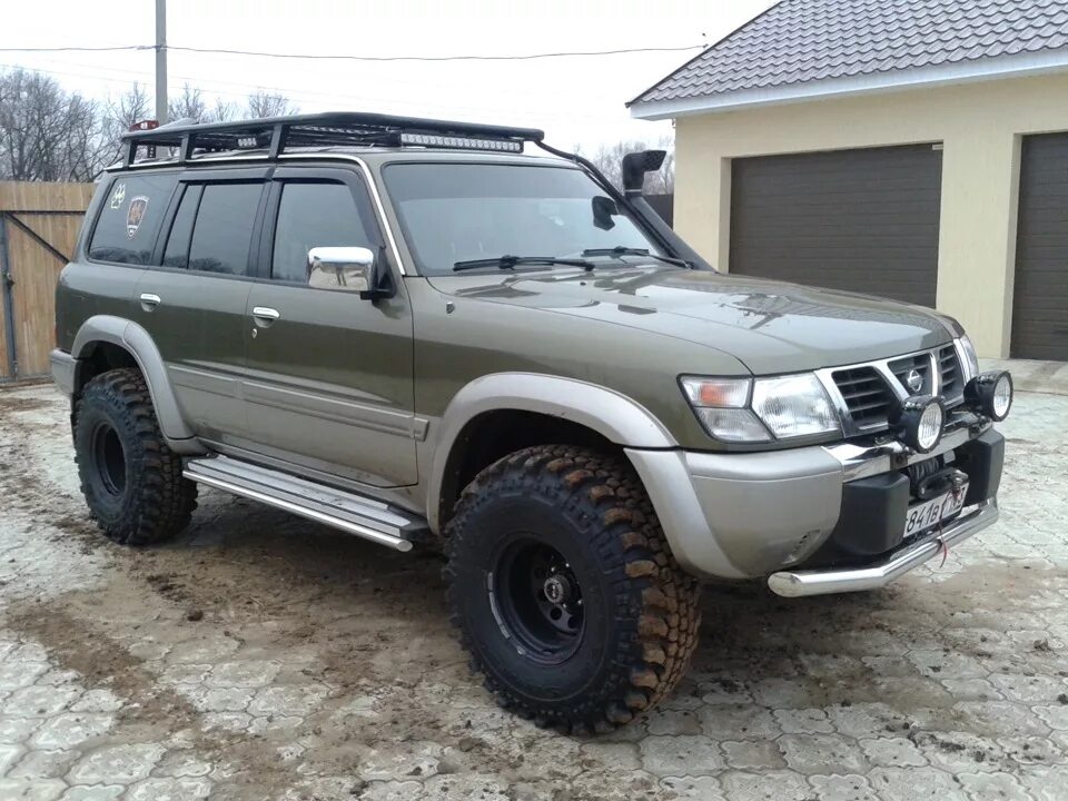 Патрол шины. Nissan Patrol y61 сафари. Nissan Patrol 35 колеса. Nissan Patrol y61 2002. Ниссан Патрол 61 кузов.