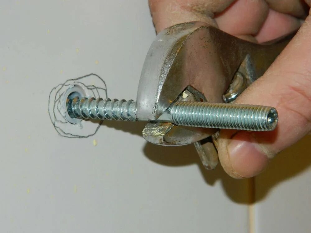Крепление колонны анкер м20. Как закрепить болт. Болт прикрученный. Крепление дюбель молли металлическая для гкл. Крепёж для деревянных конструкций болт.