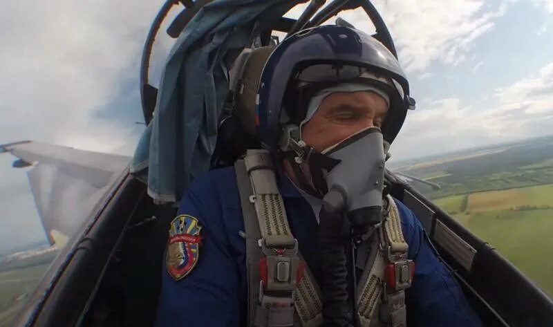 Российский пилот истребителя. Су-35 кабина. Летчик су 35. Пилот истребителя су 25. Су-35 борт 703.