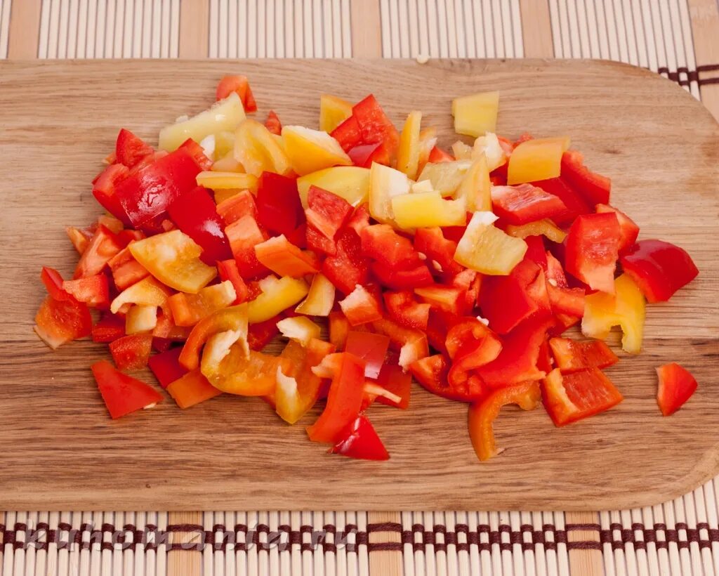 Помидор нарезанный. Режем перец. Болгарский перец нарезанный. Помидоры нарезанные кубиками. Болгарский перец нарезанный.