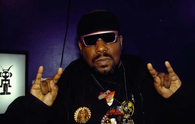 Afrika bambaataa. Afrika Bambaataa о хип-хоп. DJ Африка Бамбаатаа. Африка Бамбата 70 год.