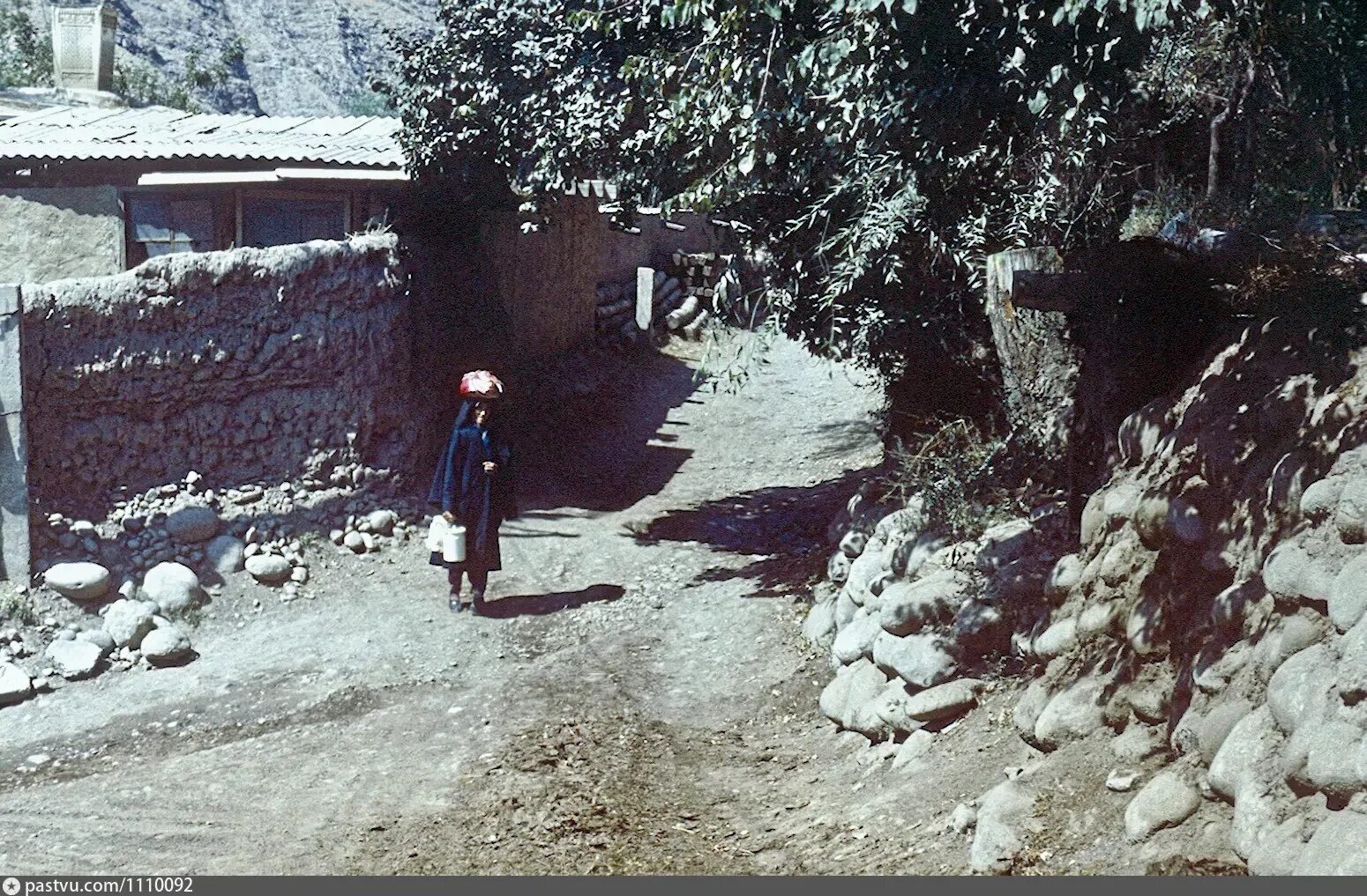 Кишлак песни кошка. Кишлак Ворух 1988. Кишлак Назарет Таджикистан. Кишлак Кухилал Таджикистан. Ворух Исфаринский.