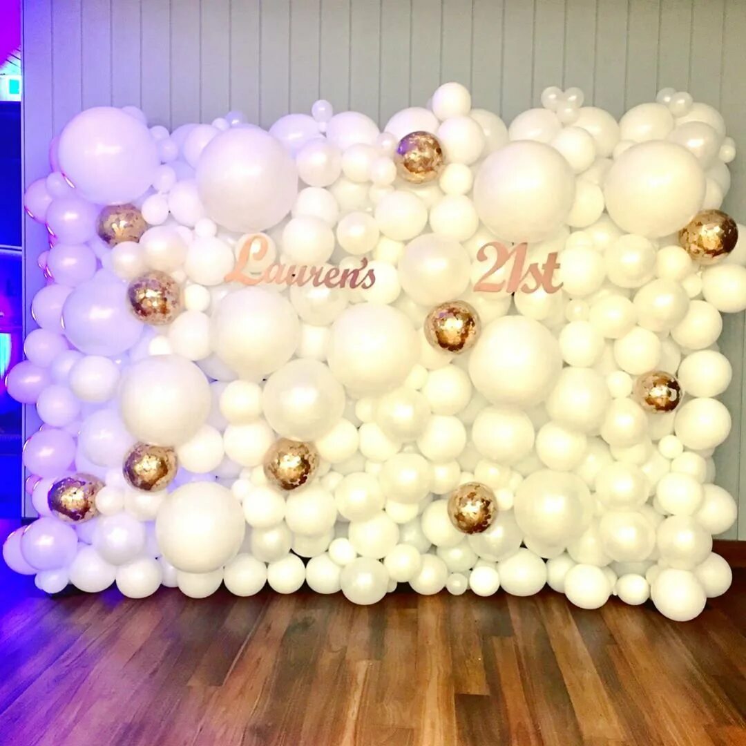 Украшение фотозоны шарами. Фотозона на свадьбу с шарами. Фотозона из шаров на свадьбу. Фотозона с белыми шарами.