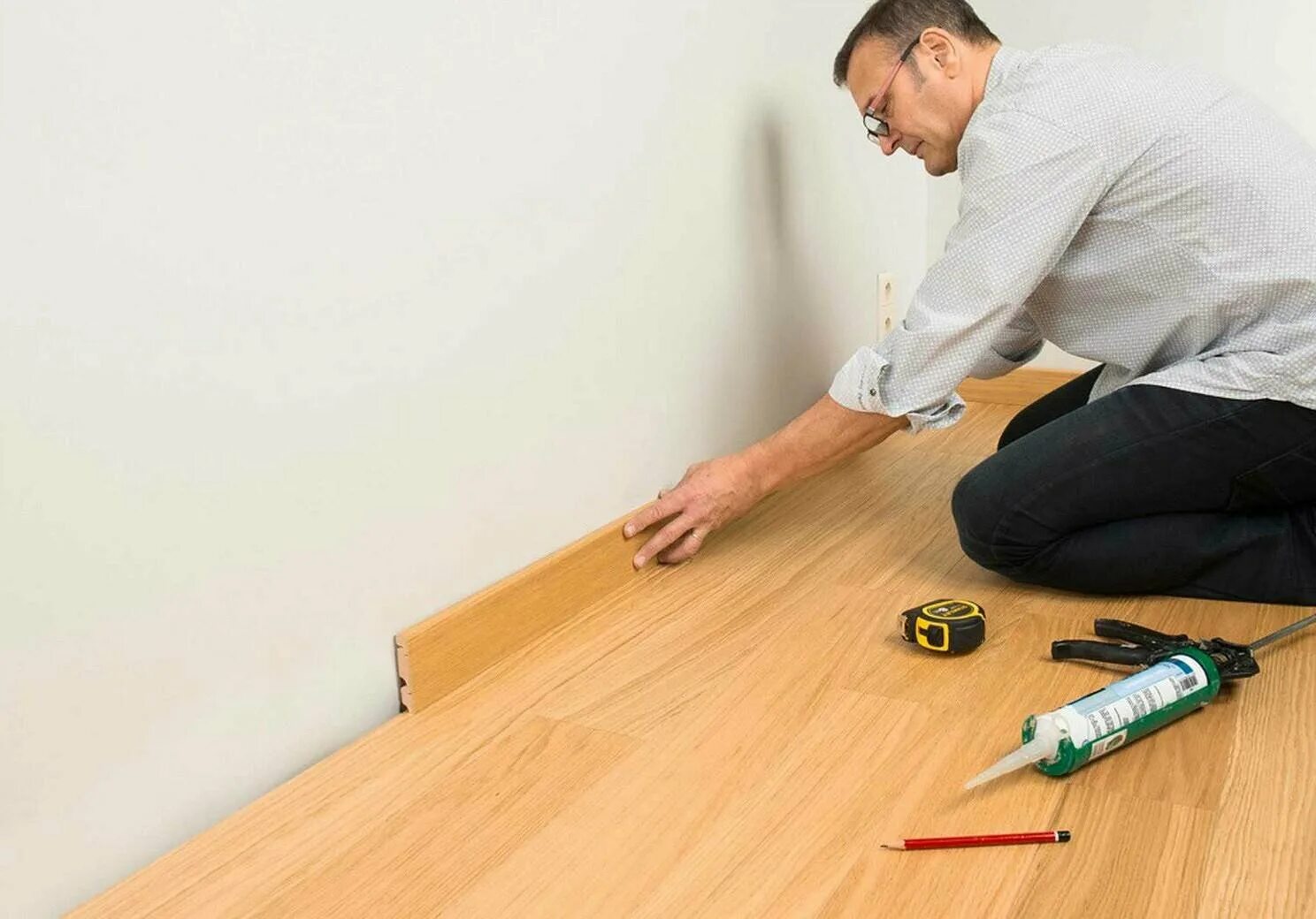 крепеж для плинтуса "clipstar". монтаж деревянного плинтуса. плинтус с кабель каналом крепление к полу. плинтус напольный пластиковый с кабель каналом крепление к стене. крепление деревянного плинтуса.