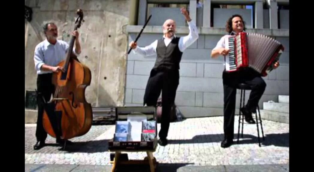 Песня поют итальянцы. Итальянцы поют. Музыкальная культура Чехии. Итальянцы поют на улице. Чешская культура.