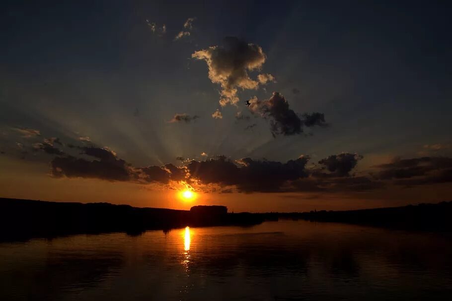 Отражение солнца в небе. Отражение солнца в воде. 2 Солнца на небе. Двойное солнце.