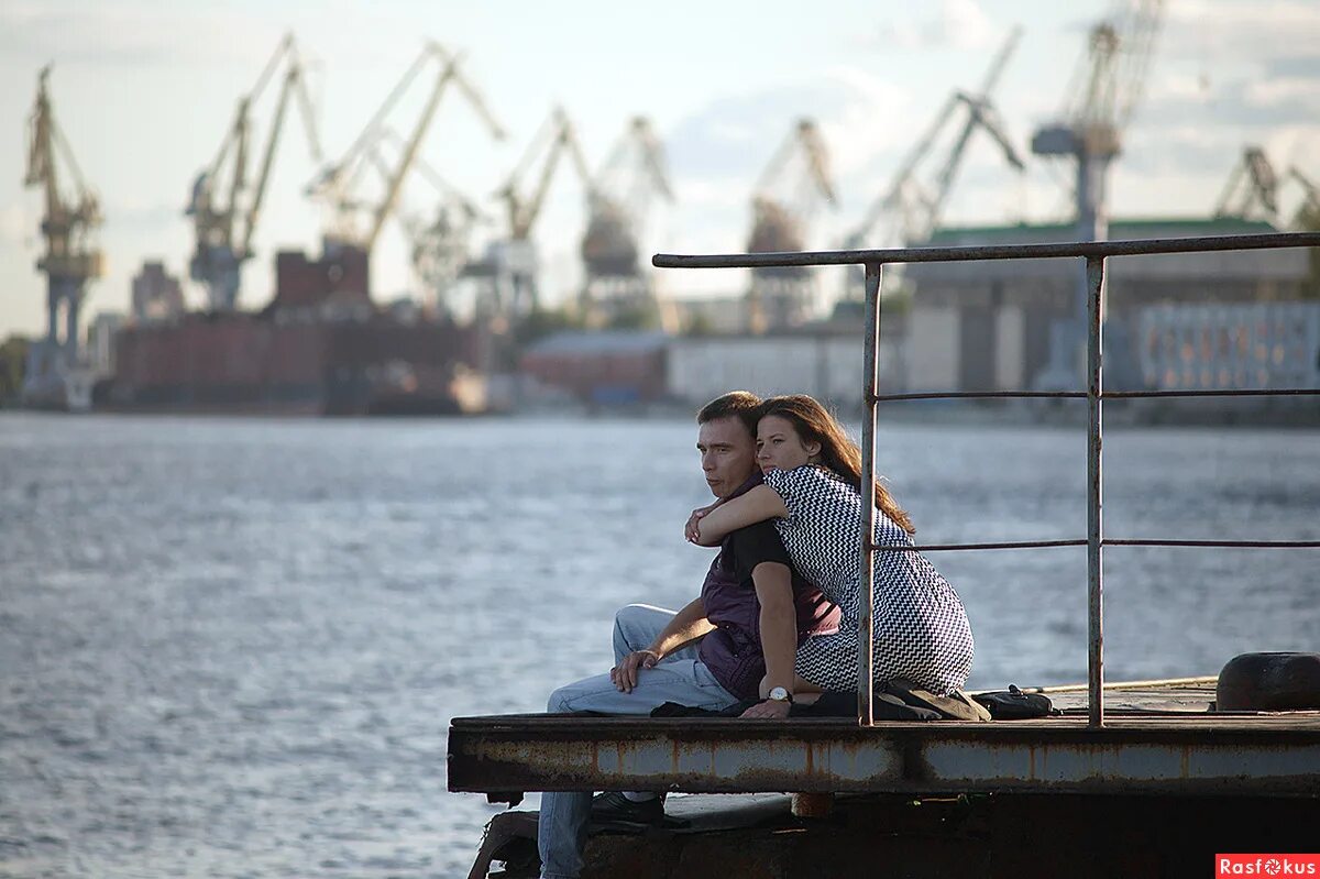 Женщина на причале. Встреча на пристани. Встреча влюбленных. Влюбленные на причале. Фотосессия мужчина причал.