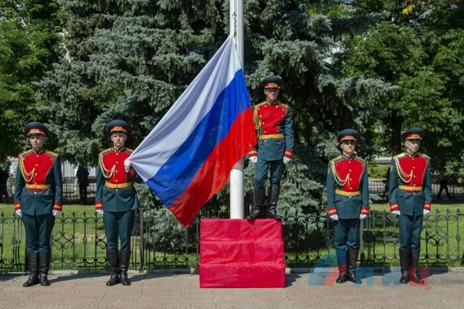 Поднятие флага РФ. Церемония поднятия флага. Праздник государственного флага России в Севастополе. День России самый большой флаг.