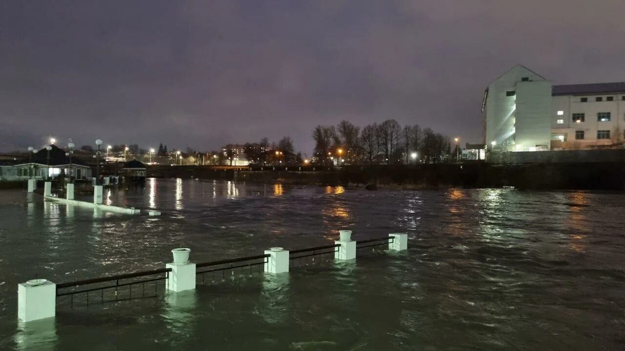 Ока вышла из берегов. Набережная реки Упы в Туле. Тула река УПА. Набережная Упы в Туле ночью. Набережная Дрейера в Туле затоплена.