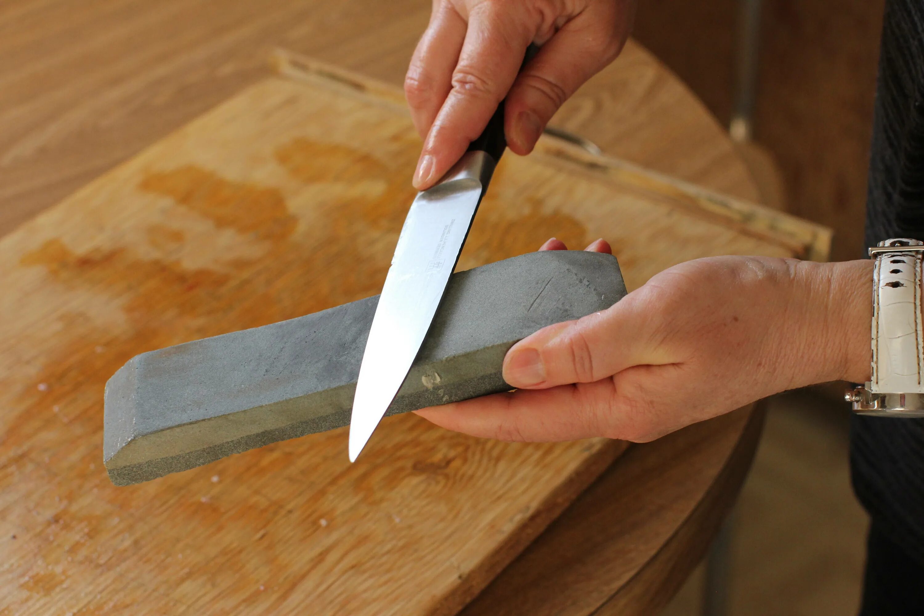Заточка ножей. Заточка кухонных ножей. Брусок для заточки ножей. Оселок для наточки ножей.