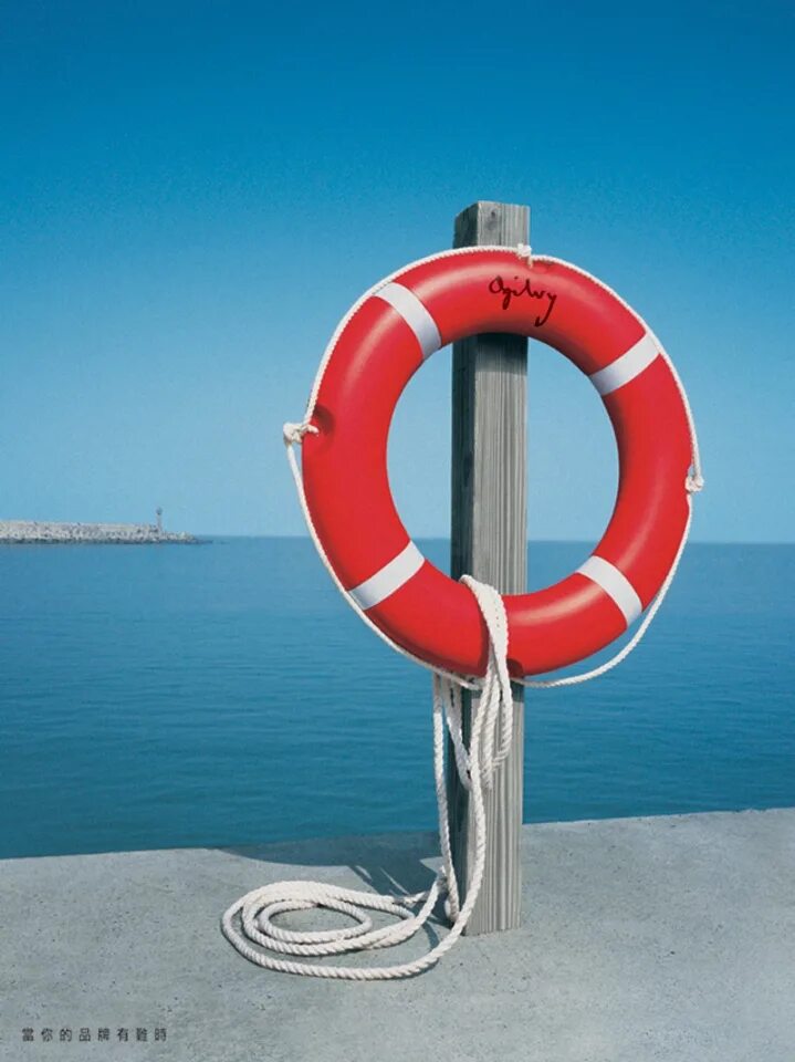 Спасательный круг на судне. Спасательный круг lifebuoy. Спасательный круг на воде. Спасательный круг на полставке.