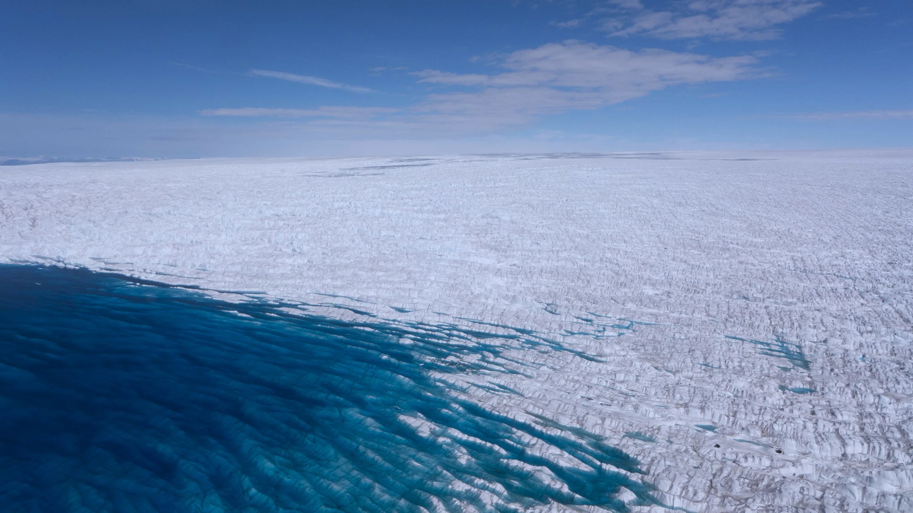 Большой остров покрытый льдами. Ледяной щит Гренландии. Гренландский Ледниковый щит. Ледники Гренландии. Тающие ледники Гренландии.