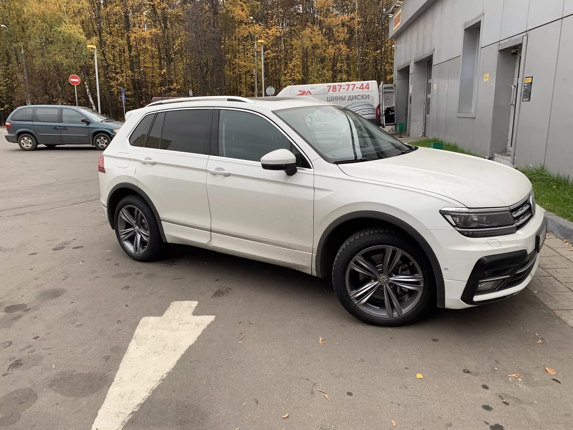 Диски тигуан r19. Тигуан диски r19. 235/50 r19 tiguan. Фольксваген тигуан r 20. Tiguan r20 wheels.