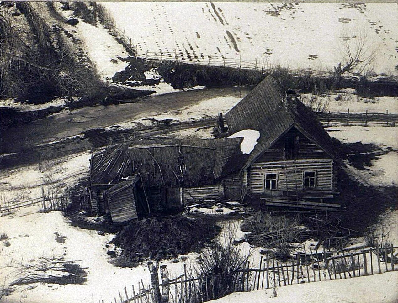 Руза окраина. Домик на окраине арбузов. Г. Киров 1930-х годов окраина города. Бохан внизине. Домик на окраине скоро он будет снесен