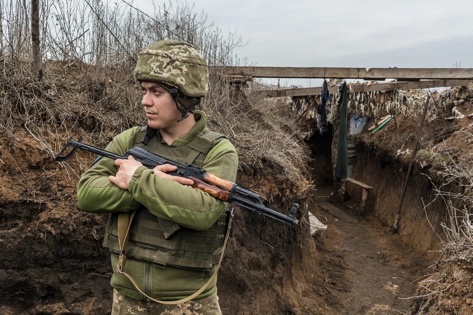ополченцы новороссии 2014г. моторола и прилепин донбасс. выступала на донбассе. военные и дети украина. концерт на освобожденной территории донбасс.