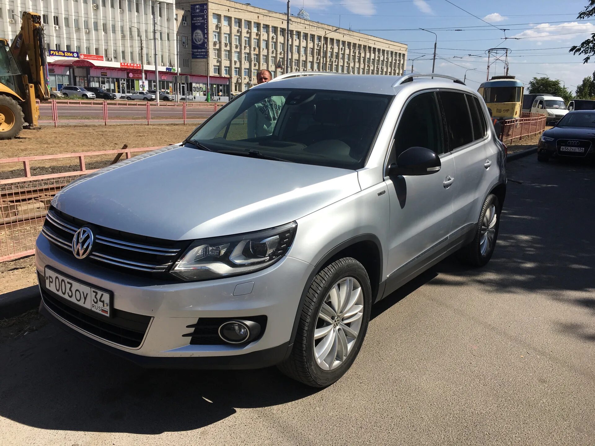 Авито крым купить фольксваген. Tiguan 2013. Фольксваген Тигуан 2013. Volkswagen Tiguan серебристый. Фольксваген Тигуан 2013 серебристый.