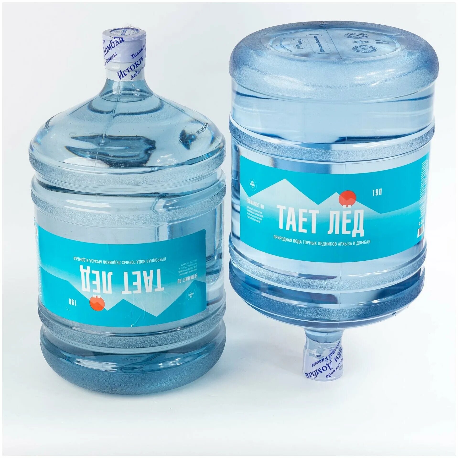 кусок льда. снег и вода. вода тает лед. таяние льда. красивый лед.