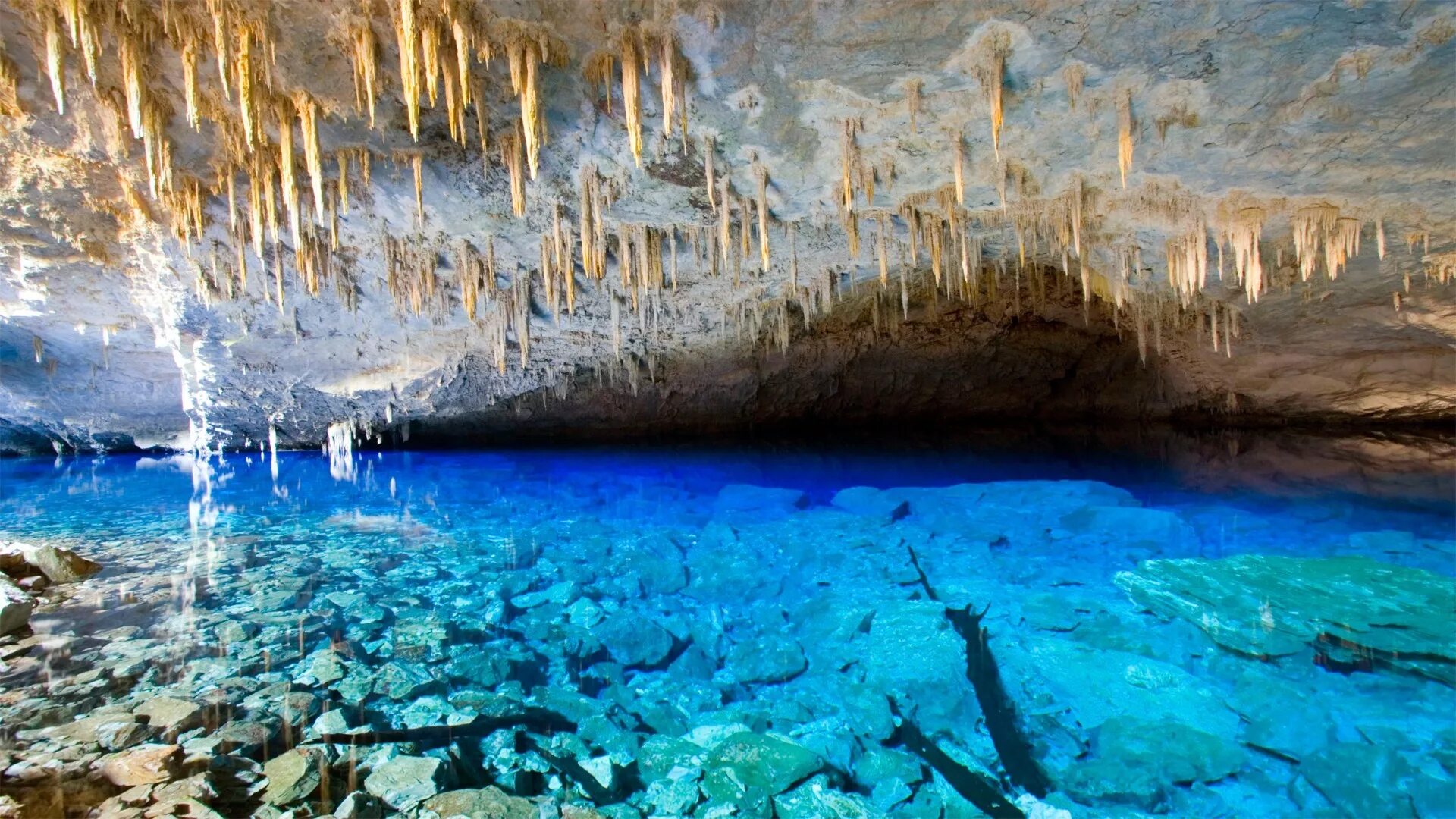 Вода в подземных реках и озерах. Грот голубого озера Бониту Бразилия. Пещера Бонито в Бразилии. Пещера голубое озеро Кампу-Гранди. Подземное озеро Бразилия.