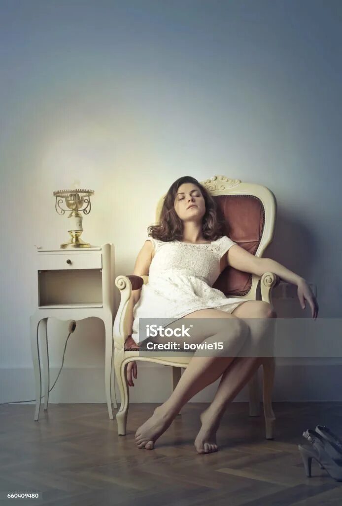 Девочки спят сидя. Девушка спит на стуле. Девочки спят сидя. Девушка лежит на диване. Спящий человек в кресле.