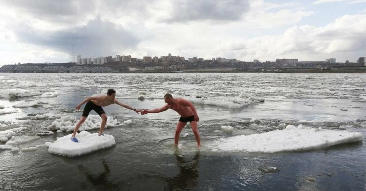 Ни купаться. Купание в реке. Купаться в реке приколы. Купание зимой в реке. Купаться в море зимой.