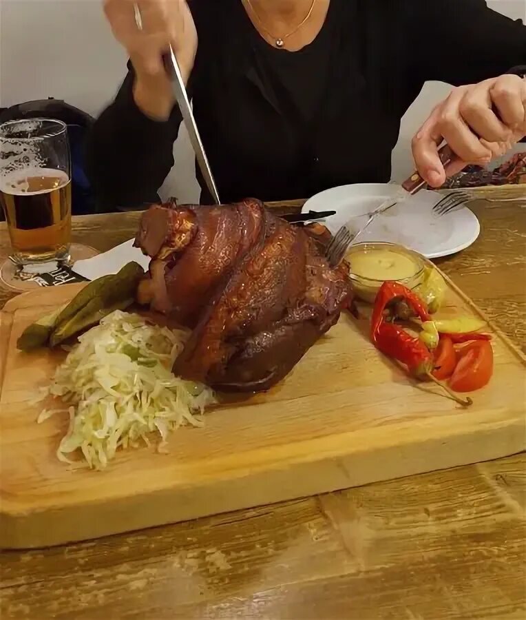 Едят рульку. Свиная рулька в духовке в фольге. Рулька свиная запеченная. Едят рульку. Едят рульку.