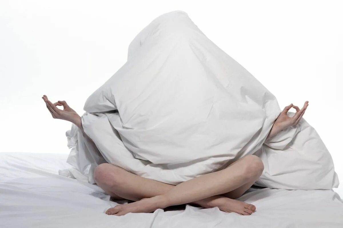 Призрак в простыне. Девушка в провате утром. Девушка проснулась. Девушка проснулась. Авто под простыней.