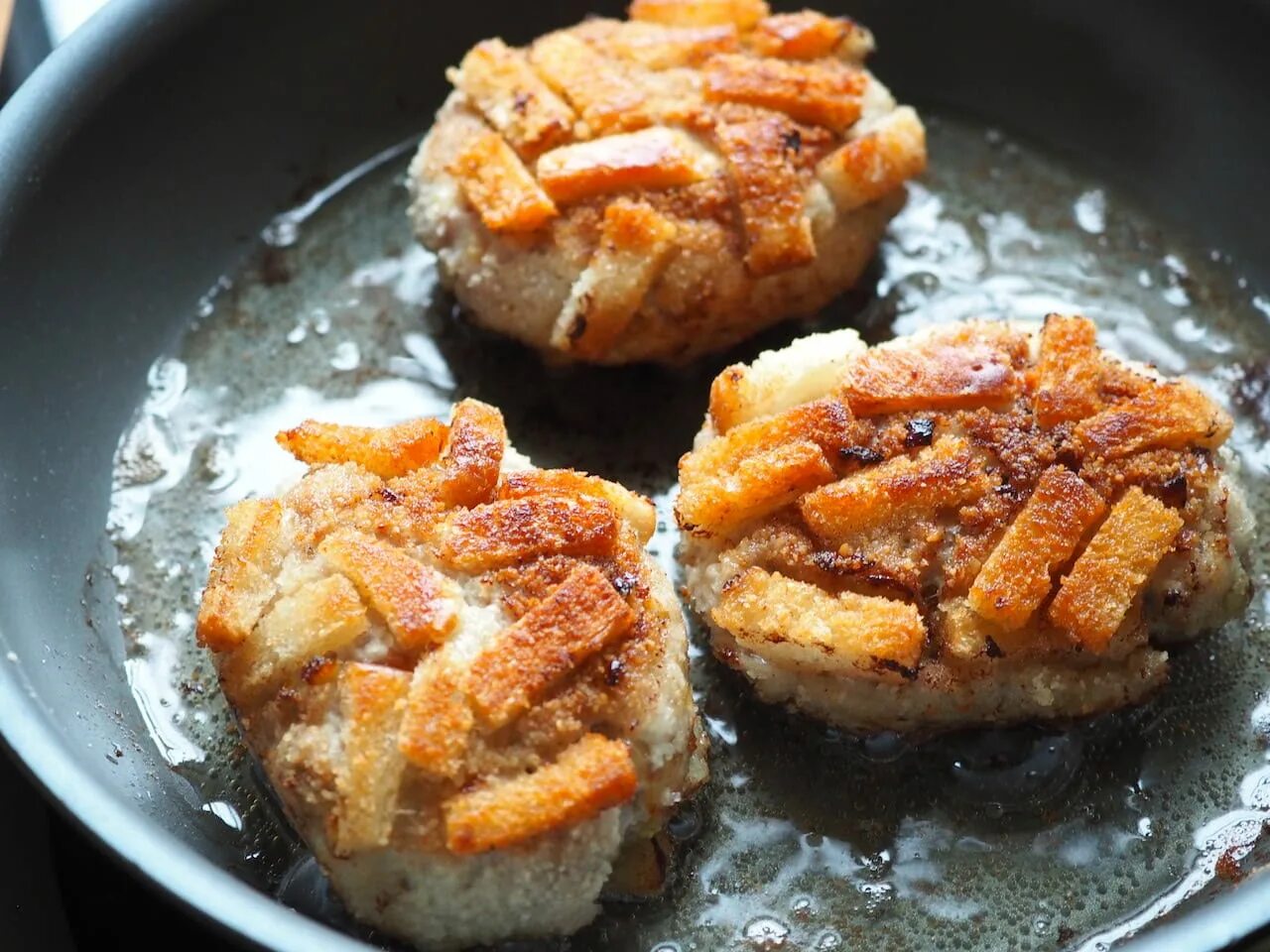 Котлеты по албански. Котлеты пожарские. Котлета с сухариками. Котлеты в сухариках кубиками. Котлета в сухарях как называется.