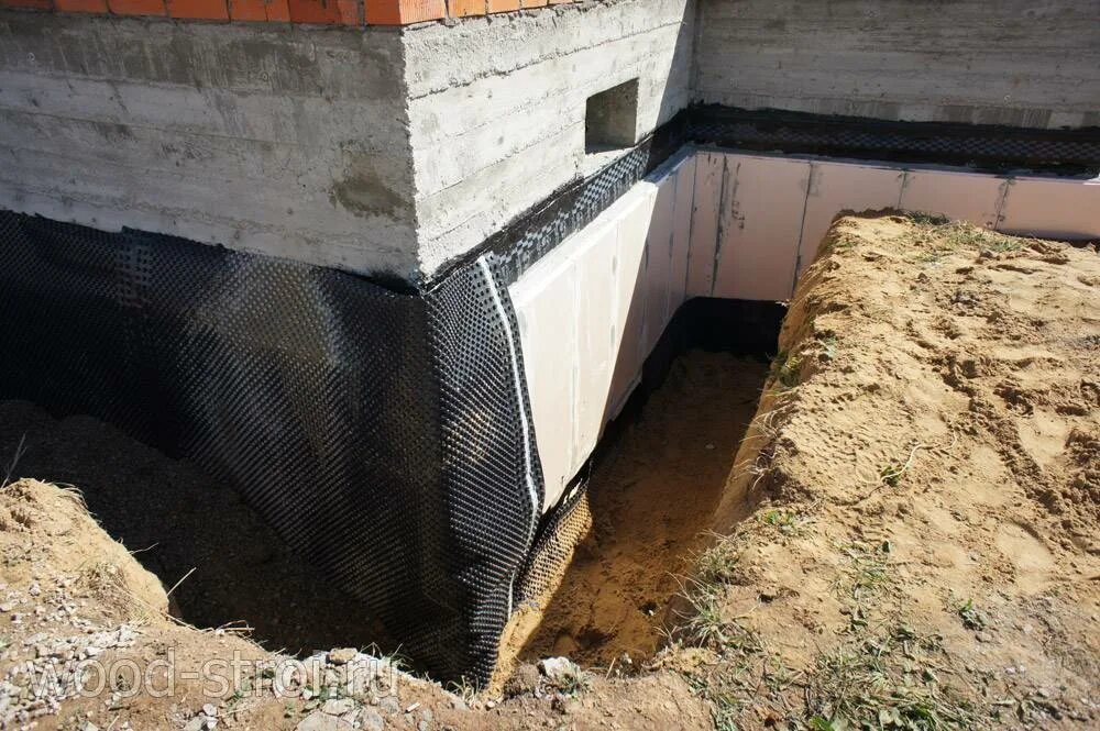 Утеплять ли фундамент. Схема утепления и гидроизоляции ленточного фундамента. Утеплять ли фундамент. Отделка эппс на цоколе. Утеплять ли фундамент.