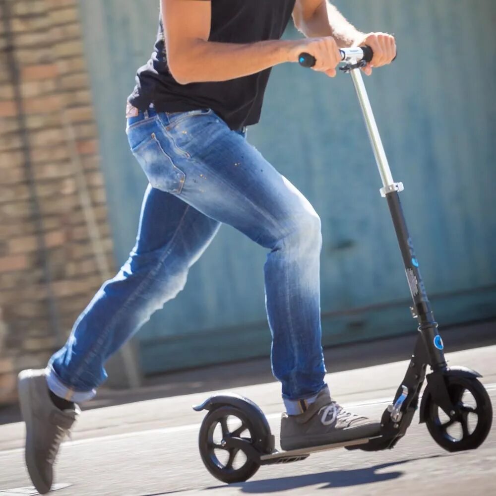 Как правильно ездить на самокате. Самокат micro flex. самокат micro flex 145 мм. micro scooter flex air. кататься на самокате.