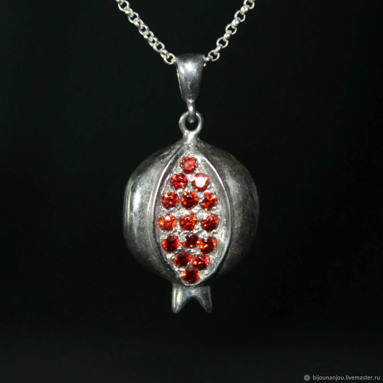 Кулон в виде граната. Кулон в виде граната. Sarkissian украшения с гранатом. Подвеска в форме граната. Украшение гранат кулон.