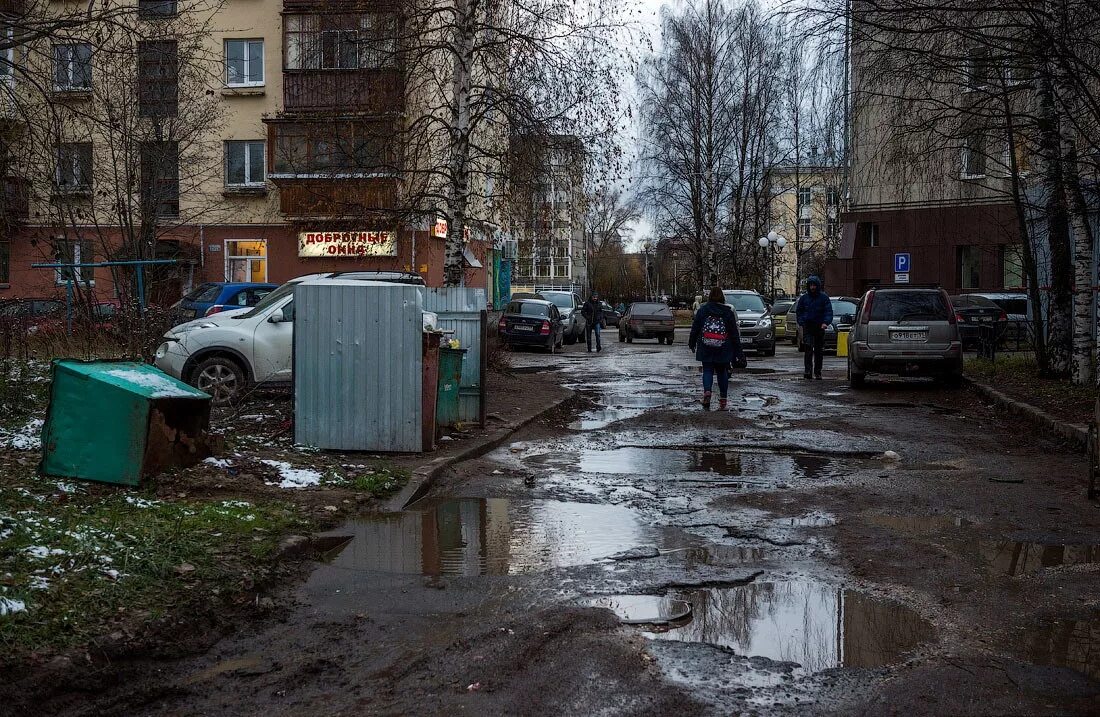 Московский ужасно. Сыктывкар трущобы Варламов. Сыктывкар грязь. Грязный двор России. Грязная улица.