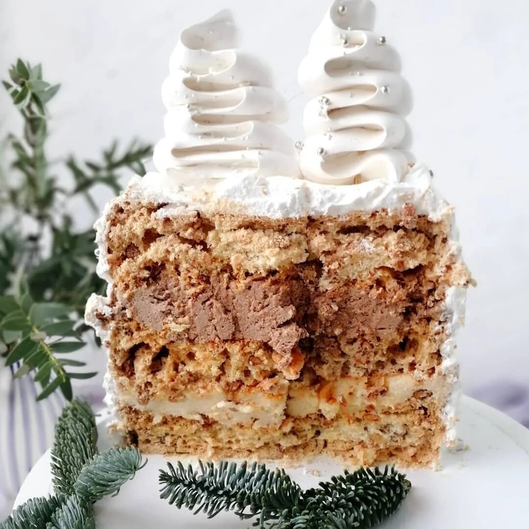 Наполеон в разрезе. Песочный торт с безе. Торт наполеон пломбирный. Слоеный торт. Торт наполеон карамельный.