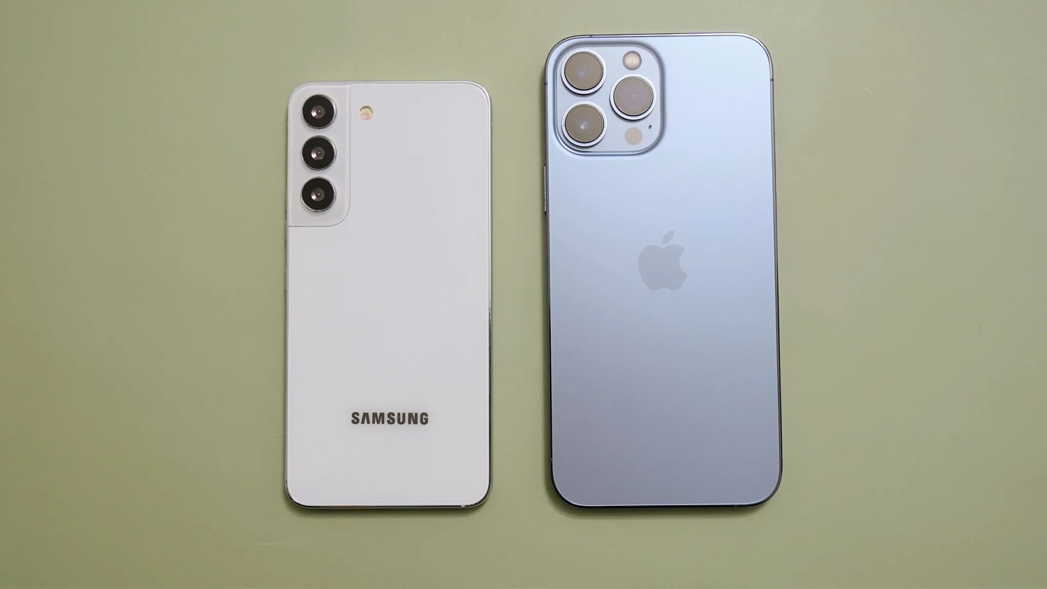 Iphone 13 Pro Max белый. S22 iphone 13. Iphone 14 Pro Max. Galaxy s22 vs iphone 13. Самсунг с22 сравнение