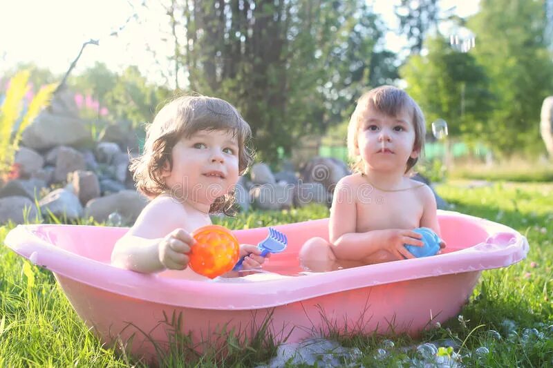 Девочка в ванне 2. Мальчик и девочка в ванной. девочка в ванночке на природе. фотосессия в ванночке маленьких детей на природе. малыш в ванночке на улице.