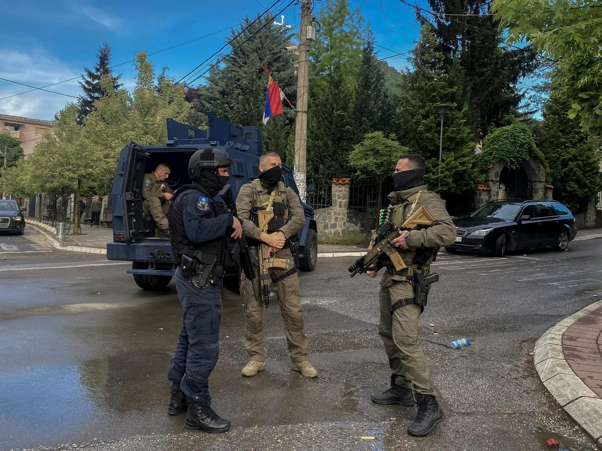 Сербии угрожают. Полиция Косово. Косово Приштина. НАТО В Косово 2023. Сербский спецназ.