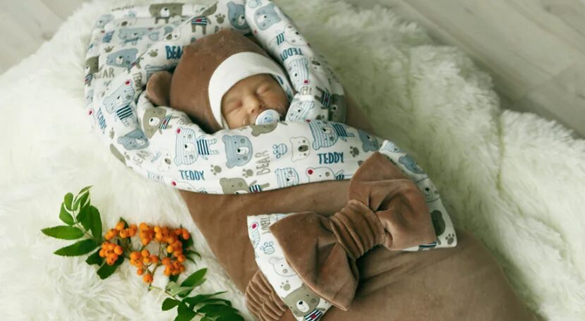 Пеленание укутывание. Пеленание ребенка в одеяло. Запеленать ребенка в одеяло. Пеленание в одеяло новорожденного. Пеленание конвертик.
