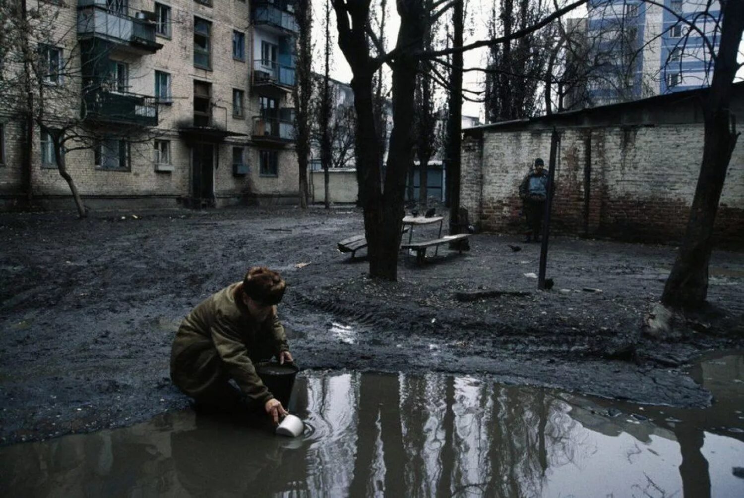 Тоскуй город. Мирные жители в Грозном 1995. Россия для грустных. Серость города.