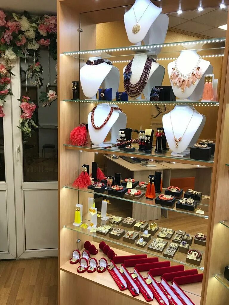 шоурум драгоценностей. ювелирный шоурум "mono". шоу рум украшение. шоу рум бижутерии. шоу рум украшение.